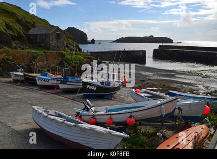 Bateaux de pêche à Poldhu Cove, Poldhu Beach, près de Million, Cornwall, Royaume-Uni Banque D'Images