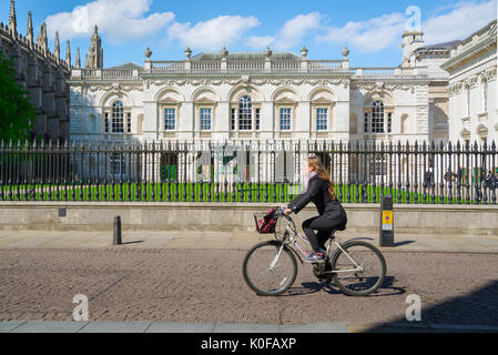 L'Université de Cambridge UK, étudiant un étudiant cours des cycles de l'ancien bâtiment de l'École King's Parade dans le centre de Cambridge, en Angleterre. Banque D'Images