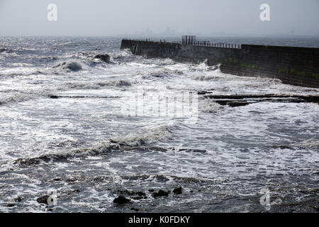 Les vagues et l'état de la mer s'écraser contre la digue Heugh embarcadère de la Pointe à Hartlepool côte nord-est de l'Angleterre Banque D'Images