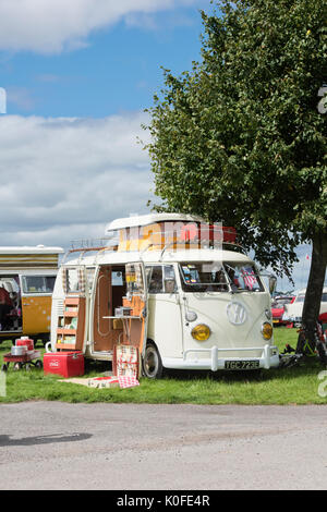 VW 1967 partage de l'écran à un camping-car vintage retro festival. UK Banque D'Images