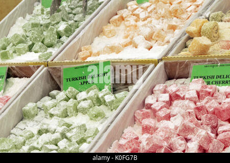 Loukoum à saveur de bonbons en vente sur un étal du marché comme un doux et collant traiter pour la vente de confiserie sélection de saveurs différentes Banque D'Images