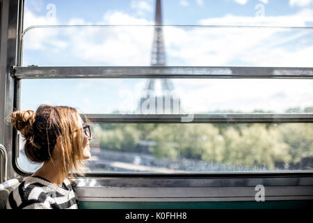 Femme en train de métro Paris Banque D'Images