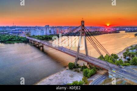 L'Moskovskyi Pont sur le Dniepr à Kiev, Ukraine Banque D'Images