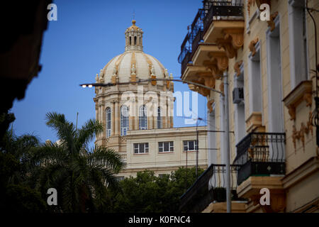 Le cubain, Cuba, Capitale, El Capitolio ou National Capitol Building typique de La Havane vieille ville route étroite avec chariot classique Chacón crossing Cuba Street Banque D'Images