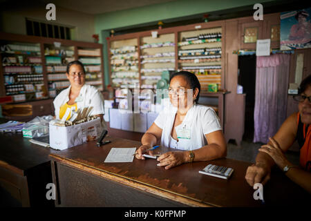 Le cubain, Cuba, Cardenas, une pharmacie traditionnelle restaurant dans un petit village Banque D'Images