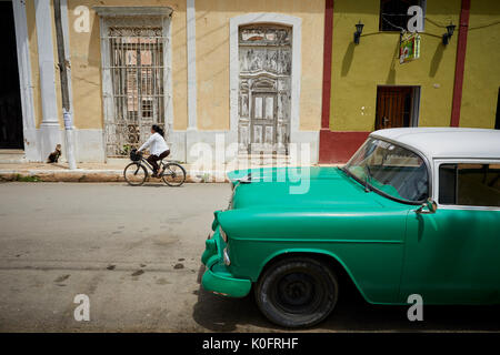 Le cubain, Cuba, Cardenas, classic retro voitures américaines autour du park plaza de Spriu Banque D'Images