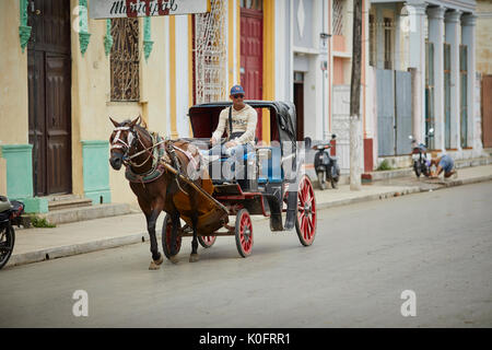 Le cubain, Cuba, Cardenas, chevaux et vélos sont les principaux transports dans les rues près de Park Plaza de Spriu Banque D'Images