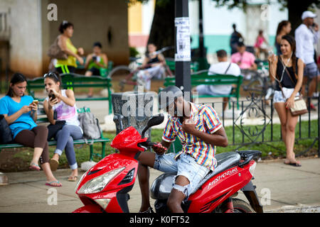 Le cubain, Cuba, Cardenas, chevaux et vélos sont les principaux transports dans les rues près de Park Plaza de Spriu Banque D'Images