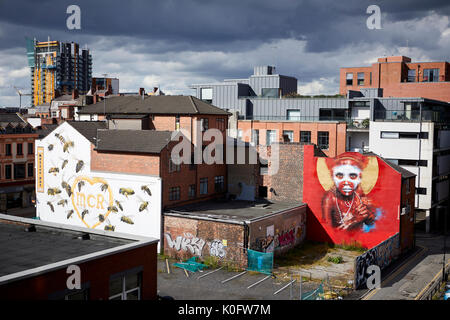 Manchester Northern Quarter murales graffiti sur le mur pignon de Koffee Pot 22 abeilles représente chacune des personnes innocentes tuées par artiste Qubek Banque D'Images