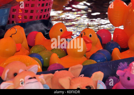 Canards en caoutchouc dans une piscine sur un crochet un canard jaune en plastique stand de foire et de couleur modèle jouet canards dans l'eau raccordement jeux fun prix chances canards Banque D'Images