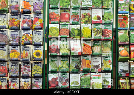 Graines en paquets pour la vente sur un stand paquets colorés avec différents fruits fleurs et légumes pour cultiver votre propre dans le hobby jardinage Banque D'Images