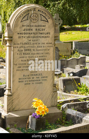 Pierre tombale d'Eleanor Rigby dans le cimetière de St Peters Church, Woolton, Liverpool. Banque D'Images