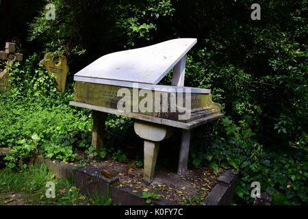 Piano de stèles de Harry thornton dans le Cimetière de Highgate london uk Banque D'Images