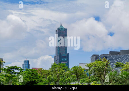 Le célèbre 85 Sky Tower avec une vue sur le parc de la ville de Kaohsiung, Taiwan matin sur Banque D'Images