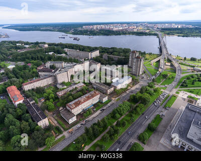 France, Russie - circa 2017, août : Rue d'Stalevarov (producteurs d') et (octobre) Oktyabrsky pont sur la rivière Sheksna. Vue aérienne de la city Banque D'Images