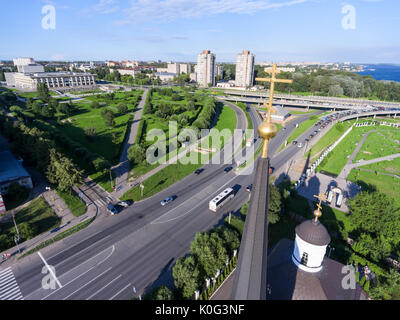 France, Russie - circa 2017, août : Vue aérienne de la spire avec croix d'église de la nativité au Palace de métallurgistes dans city cente Banque D'Images