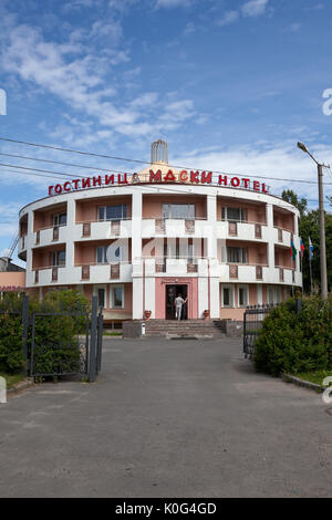 La Russie, la Carélie Petrozavodsk, circa 2017-juil : Entrée Et Façade de l'hôtel Maski. Forme ronde stockées trois capacités. Petrozavodsk est la capitale Banque D'Images