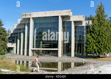 Femme marche en avant du Musée d'anthropologie de l'université bâtiment conçu par Arthur Erickson, Vancouver, BC, Canada Banque D'Images