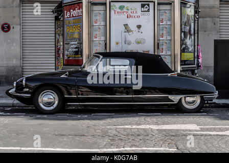 PARIS FRANCE - CITROEN DS CABRIOLET CONÇU PAR FLAMINIO BERTONI - HENRI CHAPRON CARROSSIER - Rue de Paris - PARIS LOCATION © Frédéric Beaumont Banque D'Images