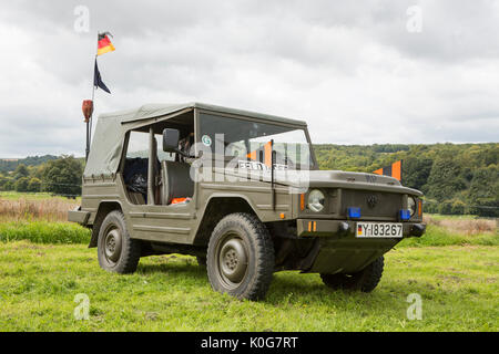 Vintage volkswagen militaire allemand de l'feldjager ou la police militaire. Tourné en zone rurale. Banque D'Images