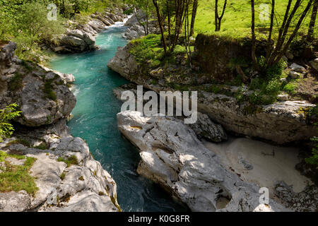 L'eau turquoise et de calcaire karstique lissé de la rivière Soca au printemps Trenta Valley Parc national du Triglav Slovénie à gorge Vrsnica Banque D'Images