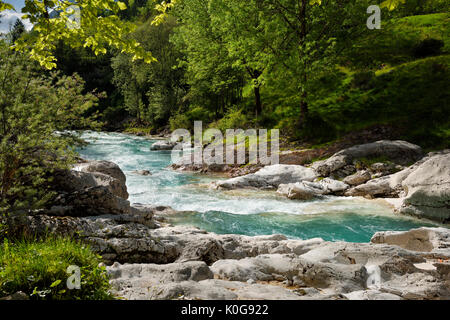 L'eau turquoise et lisse de calcaire karstique dans la rivière Soca Trenta Valley à Vrsnica Gorge Monument Naturel National du Triglav Slovénie Banque D'Images