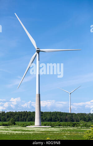 Ferme éolienne à terre, à l'aide de plusieurs éoliennes à axe horizontal, journée d'été Banque D'Images