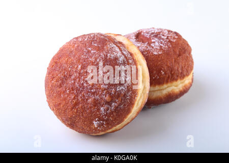 Beignets faits maison avec la gelée et rempli de sucre en poudre isolé sur fond blanc. Focus sélectif. Banque D'Images