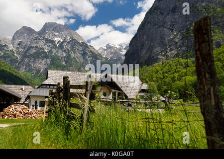 Centre d'information touristique et de bois et clôture dans village alpin de Trenta avec Pihavec sommet national du Triglav Slovénie Banque D'Images