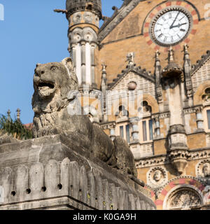 Tour de l'horloge et Statue de Lion à l'avant de la Gare Chhatrapati Shivaji Terminus, Mumbai Banque D'Images