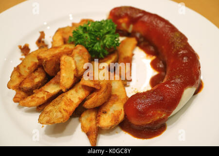 Saucisses Weisswurst allemand avec Curry Ketchup et frites Banque D'Images