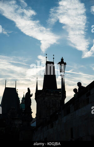 Statue religieuse sur le pont Charles à Prague Banque D'Images