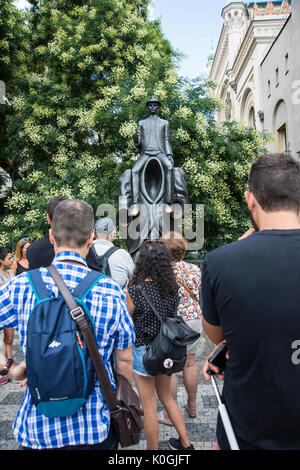 Statue de Franz Kafka, par le sculpteur tchèque Jaroslav Rona, situé en face de la synagogue espagnole dans le quartier juif Banque D'Images