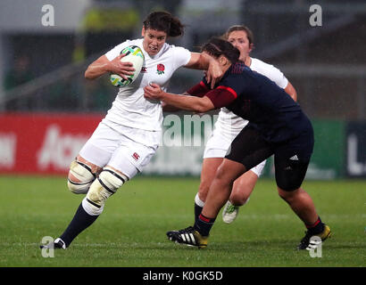 England Women's Sarah Hunter est abordé par la France Women's Annaelle Deshayes durant la Coupe du Monde 2017, demi-finale match au stade Kingspan, Belfast. Banque D'Images