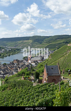 Vue panoramique de Zell, vallée de la Moselle, Rhénanie-Palatinat, Allemagne Banque D'Images