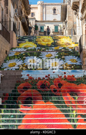 Un escalier dans une rue décorée pour la fête des fleurs dans la vieille ville baroque de Noto dans le sud-est de la Sicile. Italie Banque D'Images