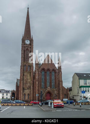 Largs,North Ayrshire Scotland-August 21,2017 : St Columba's Parish Church et front de mer locaux pendant la saison estivale. Banque D'Images