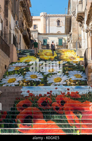 Un escalier dans une rue décorée pour la fête des fleurs dans la vieille ville baroque de Noto dans le sud-est de la Sicile. Italie Banque D'Images