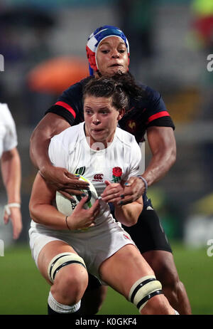 England Women's Abbie Scott est abordé par la France Women's Safi N'Diaye lors de la Coupe du Monde 2017, demi-finale match au stade Kingspan, Belfast. Banque D'Images