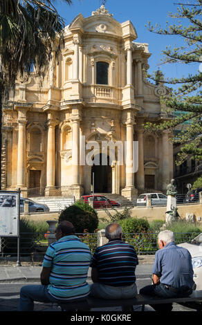 Façade de l'église baroque de San Domenico à Noto dans le sud-ouest de la Sicile, en Italie. Banque D'Images