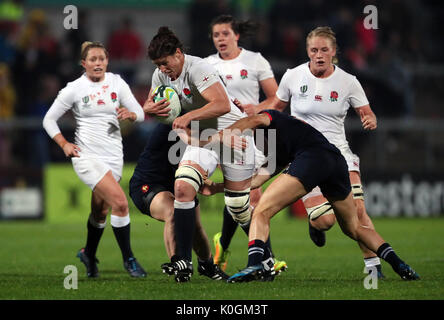 England Women's Sarah Hunter est abordé par la France Women's Elodie Poublan (à gauche) et Caroline Ladagnous durant la Coupe du Monde 2017, demi-finale match au stade Kingspan, Belfast. Banque D'Images