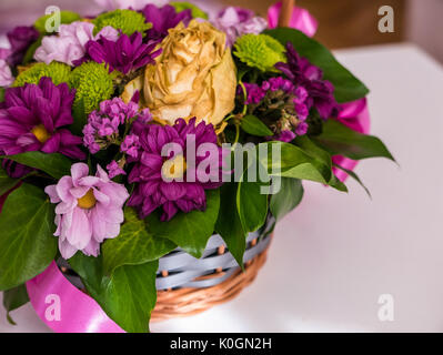 Close up d'un bouquet de fleurs colorées sur la table. Banque D'Images