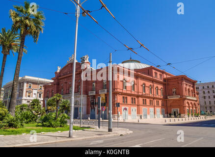 Bari, Italie - La capitale de la région des Pouilles, une grande ville sur la mer Adriatique, avec le centre historique de Bari Vecchia et le nommé célèbre front Banque D'Images