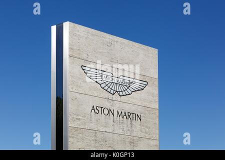 Paris, France - le 5 juin 2017 : Aston Martin logo sur un panneau. Aston Martin est un fabricant britannique de voitures de sport de luxe et grand tourers Banque D'Images