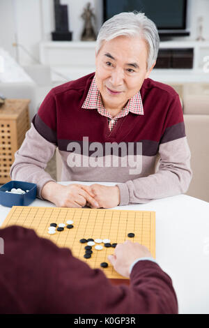 Portrait of smiling senior homme et son fils jouer rendez Banque D'Images