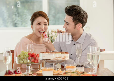 Portrait of young couple harmonieux at party Banque D'Images