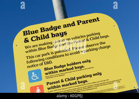 UK - Badge Bleu (mobilité) et le parent et l'enfant spwcial parkings, préavis. Banque D'Images