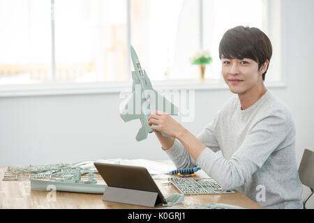 Portrait of smiling male kidult avec maquette avion posing Banque D'Images