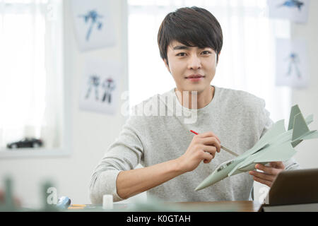 Portrait of smiling male kidult avec maquette avion Banque D'Images