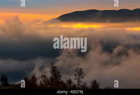 Montée dans les montagnes de brume au lever du soleil. superbe paysage nature automnale avec de légères taches sur le cloud Banque D'Images